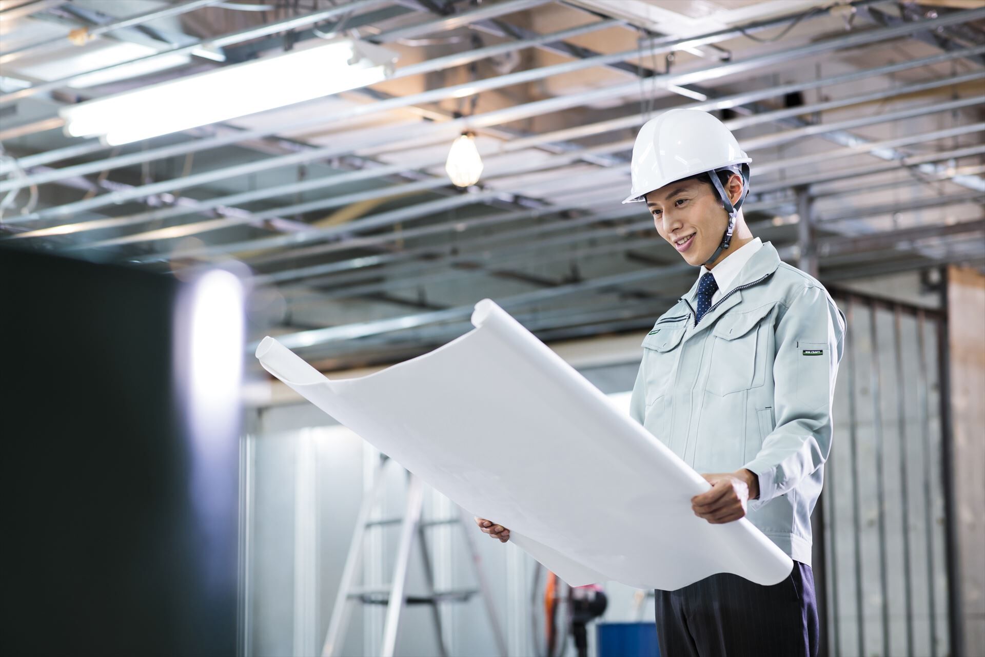 設計図を見る男性スタッフ